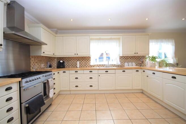KITCHEN/BREAKFAST