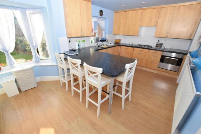 KITCHEN FAMILY ROOM