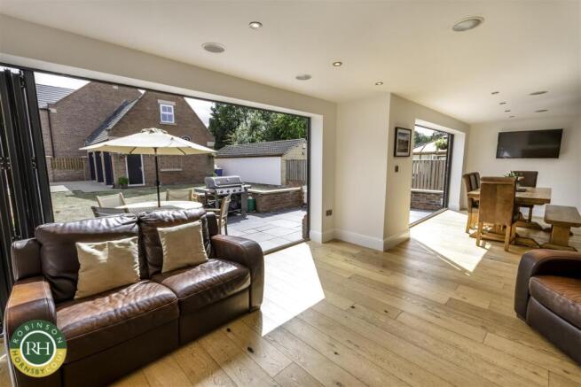 6 bed Detached for sale Image 12