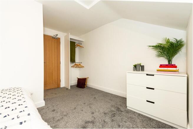 6 bed House to rent Image 5