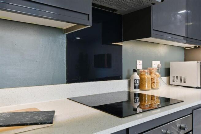 5 bed Apartment to rent Image 8