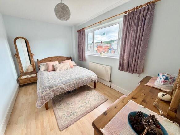 4 bed Semi-Detached for sale Image 11