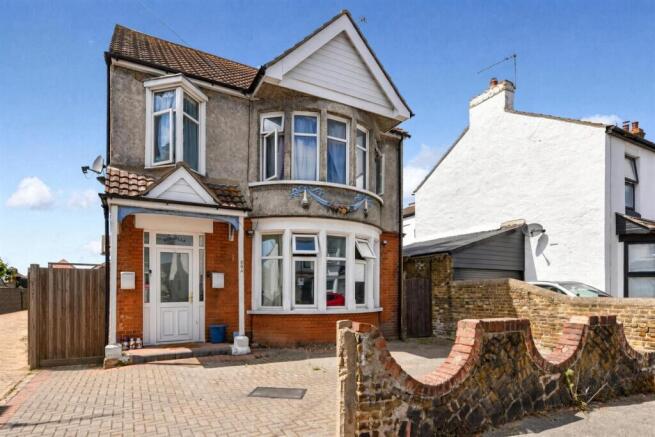 3 Bedroom Flat in SS3 9LG