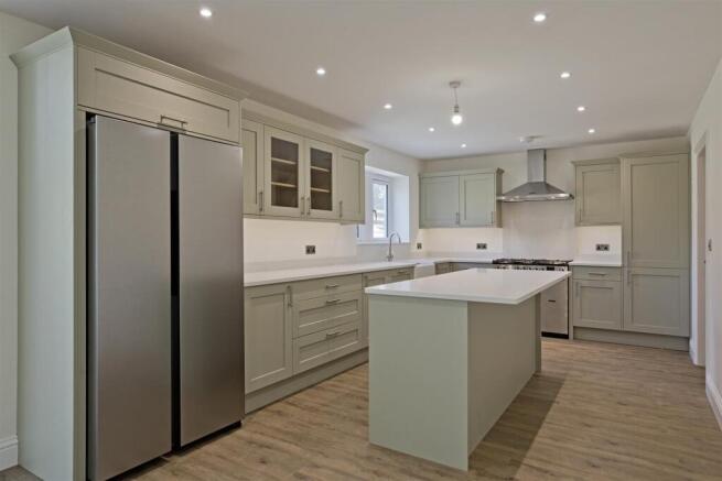 6 bed Detached for sale Image 11
