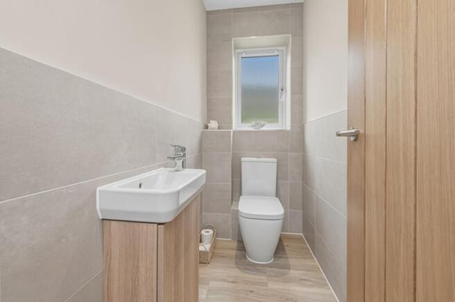 5 bed Detached for sale Image 4
