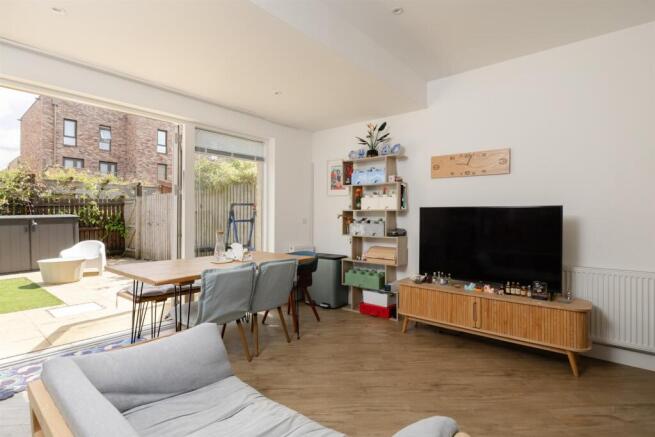 3 bed House for sale Image 4