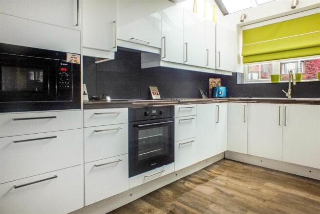 KITCHEN/DINING ROOM