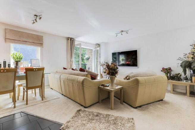 2 bed Flat for sale Image 7