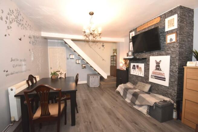 DINING ROOM 01.JPG