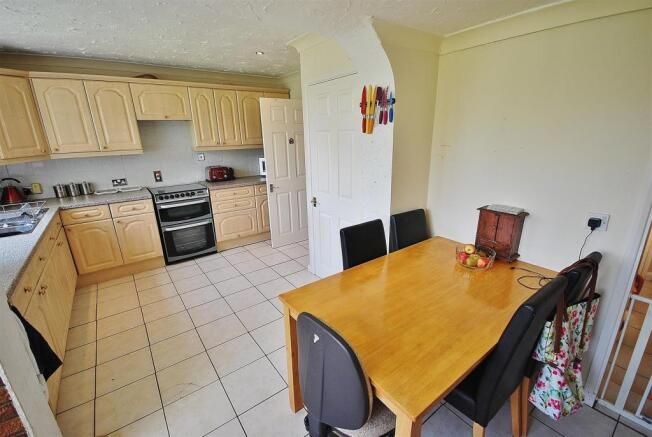 KITCHEN/DINER: