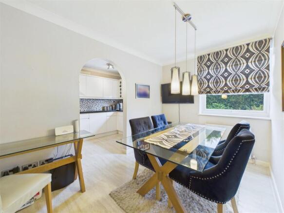 2 bed Flat for sale Image 4