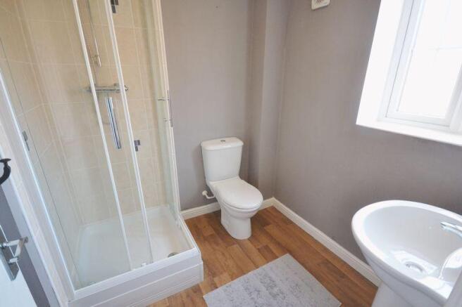 En-suite showe...