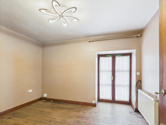 4 bed House to rent Image 10