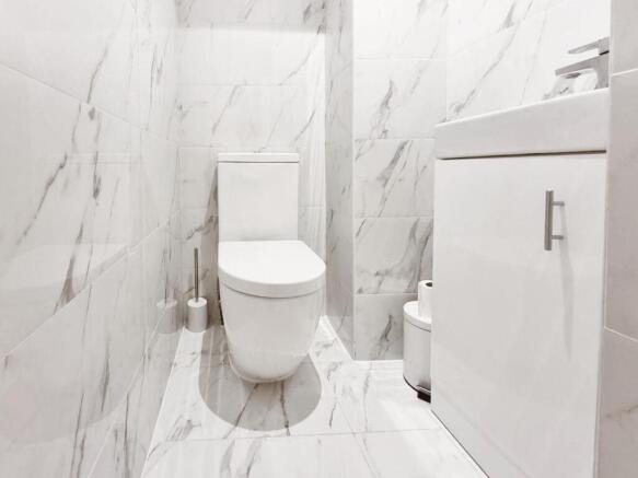 EN-SUITE CLOAKROOM