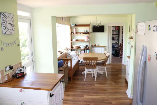 FAMILY DINING KITCHEN