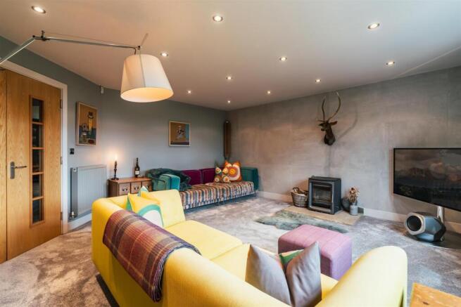 5 bed Detached for sale Image 4