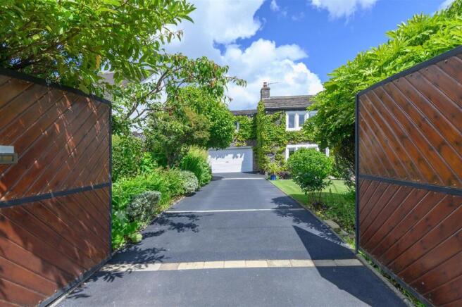 4 bed Detached for sale Image 10