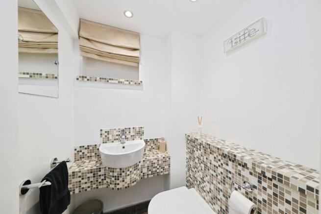 5 bed Detached for sale Image 7