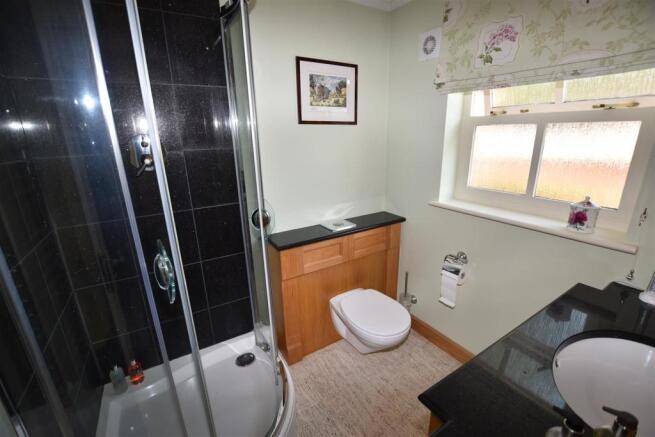 SHOWER ROOM EN SUITE