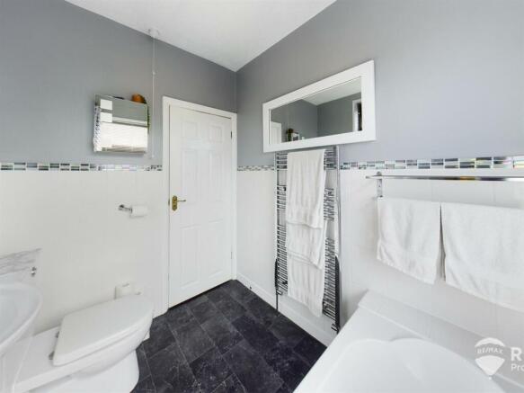 Bathroom (2).jpg