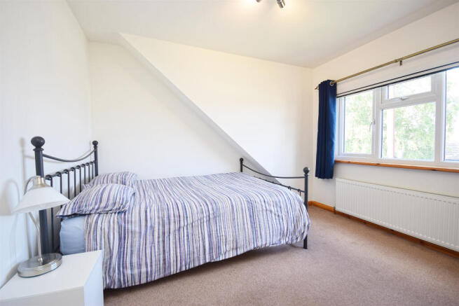 3 bed Apartment to rent Image 9