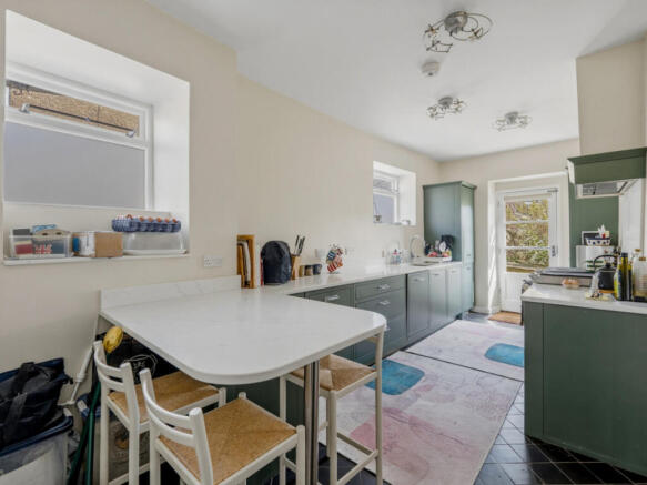 6 bed Detached for sale Image 9