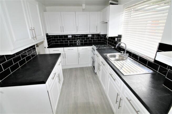 FITTED KITCHEN