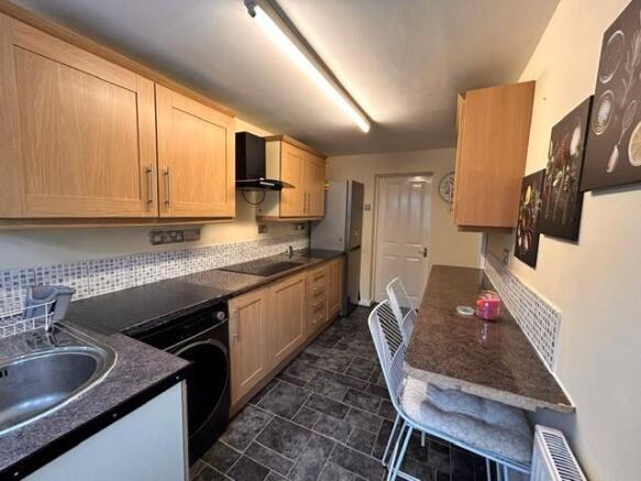 2 bed Terraced to rent Image 5
