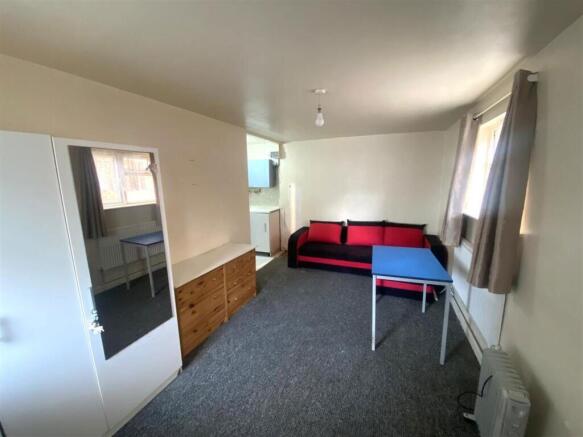 Selborne Gardens, Perivale, Greenford, Middlesex, UB6 7PD photo 4