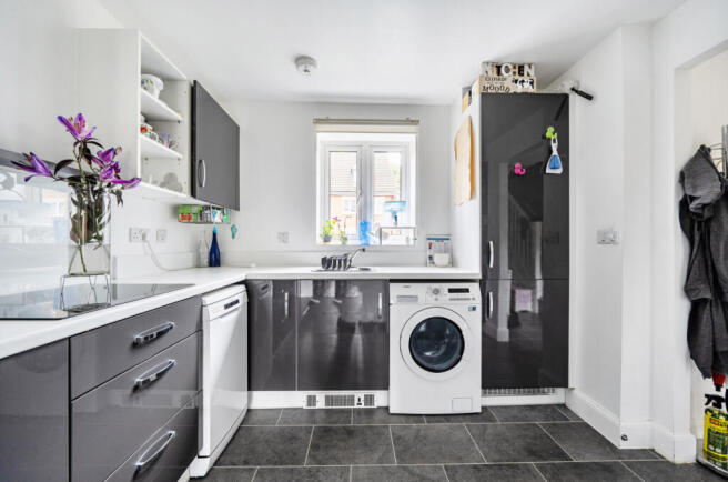 Rothschild Drive, Sarisbury Green, Southampton, Hampshire, SO31 photo 3
