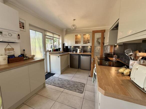 Kitchen/Dining Room:
