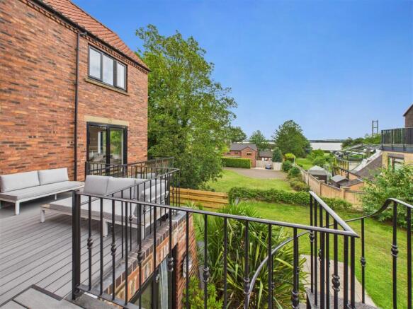 5 bed Detached for sale Image 7