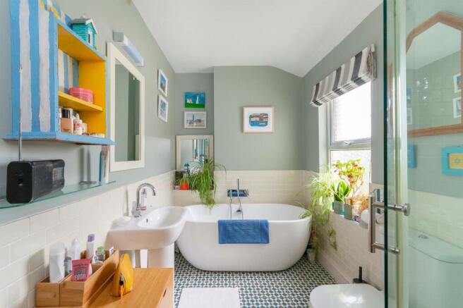 DAORYLUAEB09 - Bathroom B.jpg