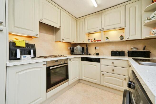 3 bed Semi-Detached for sale Image 6