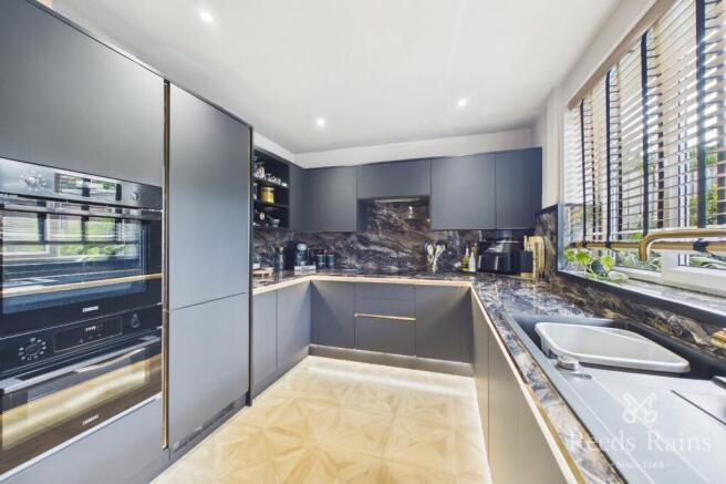 4 bed Semi-Detached for sale Image 6