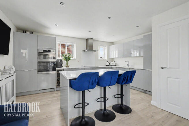 4 bed Detached for sale Image 8