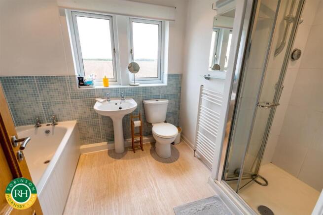 6 bed Detached for sale Image 12
