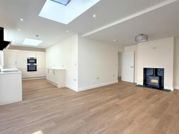 OPEN PLAN LOUNGE DINING AREA & KITCHEN