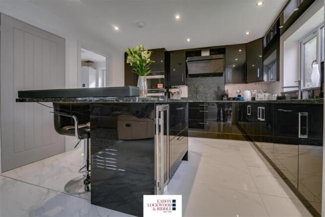 4 bed Detached for sale Image 4
