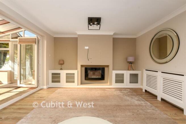 Limes Avenue, Horley, Surrey photo 3