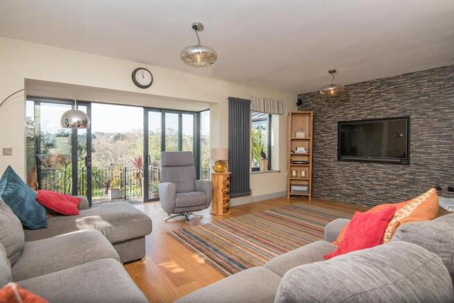 LOUNGE AREA