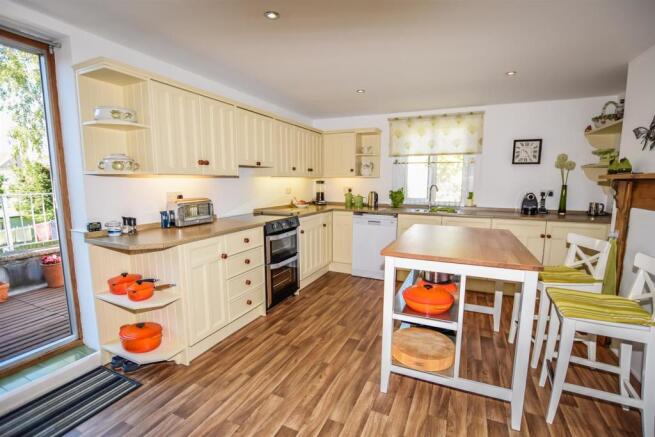 Kitchen/ Breakfast Room