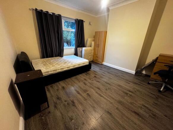 7 bed Semi-Detached to rent Image 4