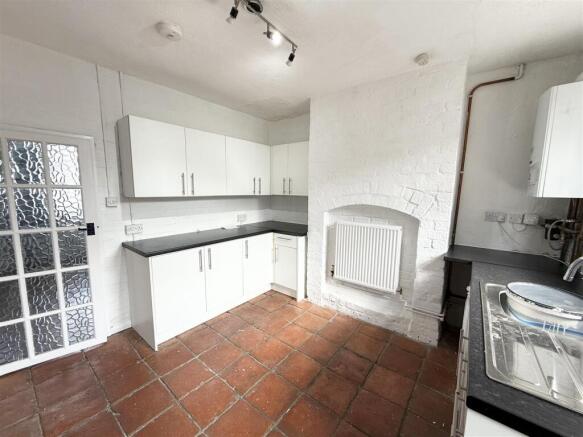 Kitchen 2.jpeg