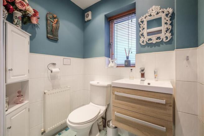 5 bed Detached for sale Image 11