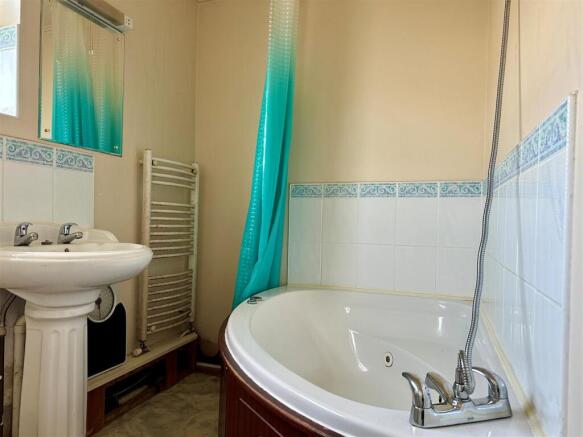 Bathroom 2.jpg