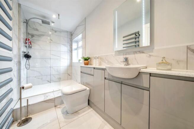 EN-SUITE SHOWER ROOM