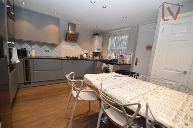 5 bed Terraced to rent Image 7