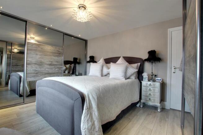 MASTER BEDROOM (FRONT)