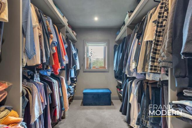 Walk-in-Wardrobe